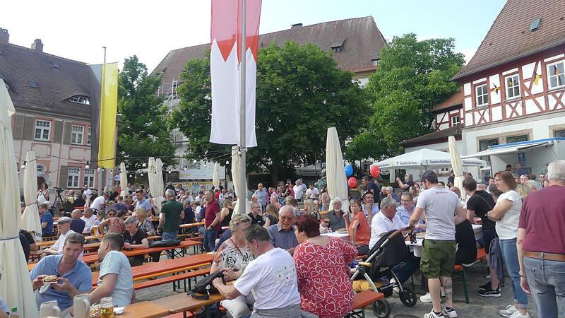 Zum Altstadtfest in Herzogenaurach treffen sich j&auml;hrlich tausende Menschen aus der ganzen Region. Die Stadt ist laut Heimat-Monitor Vorreiter in Sachen Lebensqualit&auml;t.