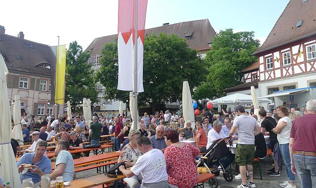 Zum Altstadtfest in Herzogenaurach treffen sich jährlich tausende Menschen aus der ganzen Region. Die Stadt ist laut Heimat-Monitor Vorreiter in Sachen Lebensqualität. Zum Altstadtfest in Herzogenaurach treffen sich jährlich tausende Menschen aus der ganzen Region. Die Stadt ist laut Heimat-Monitor Vorreiter in Sachen Lebensqualität.