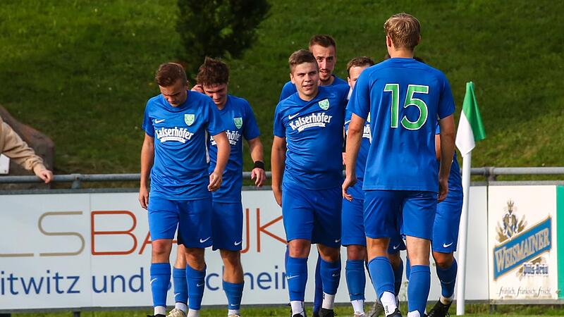 Felix Maurer (Mitte) und seine Neukenrother Teamkollegen wollen am Sonntag zu Hause gegen die SpVgg Rattelsdorf endlich dreifach punkten.