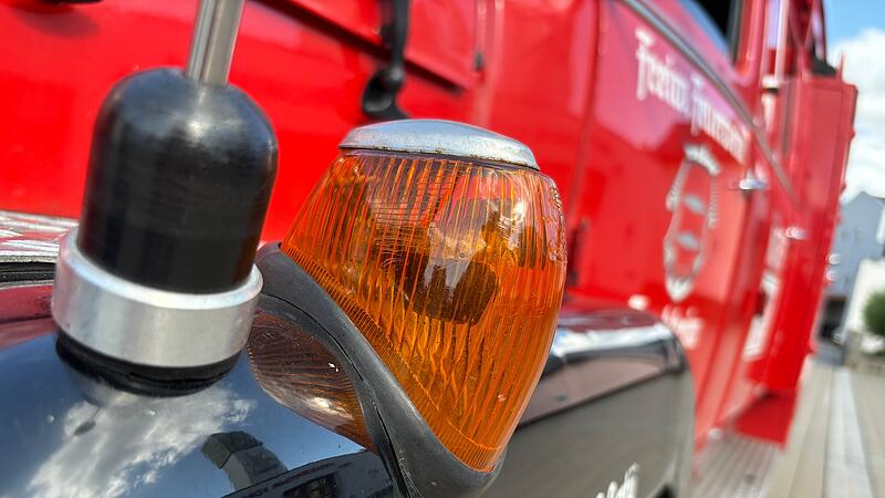 Die alte "Fanny" der Forchheimer Feuerwehr hat schon eine lange Wegstrecke hinter sich. Und sie &uuml;berzeugt bis heute mit reizvollen Details wie etwa den auf den Kotfl&uuml;geln aufgesetzten Blinkern.