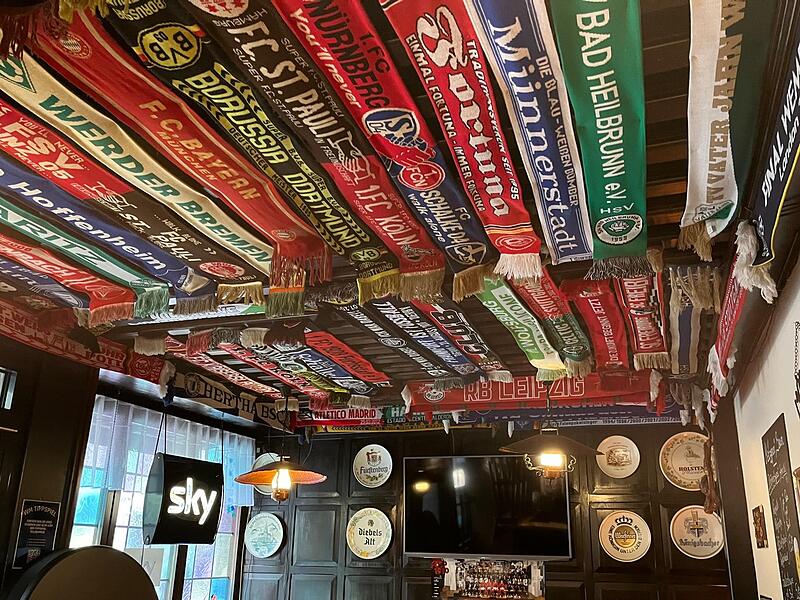 Bunt dekoriert ist in der Bad Kissinger Fußball-Kneipe sogar die Decke.