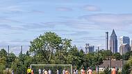 Auf dem Platz Nummer 3 des DFB-Campus haben die Spieler keinen Blick für die imposante Skyline der Stadt Frankfurt. Einzig der Ball zählt.