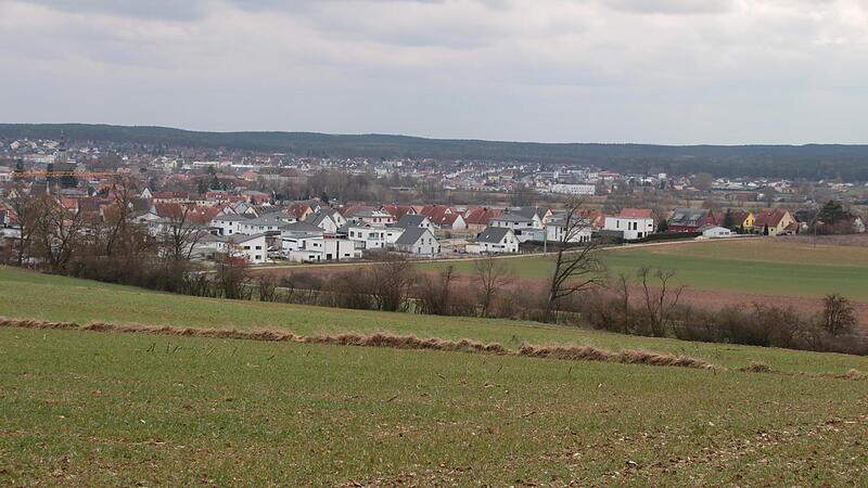 Der Acker im Vordergrund, oberhalb der Hecke, wurde aus der urspr&uuml;nglichen Planung bereits herausgenommen und soll Gr&uuml;nland bleiben. Die Fl&auml;che im Hintergrund rechts soll laut der st&auml;dtischen Planung Bauland werden. Dagegen wendet sich das Begehre...