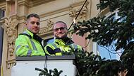 Jonas Stumpf und Thomas Kiesel von den Stadtwerken Bad Kissingen bringen die Weihnachtsbeleuchtung an der Nordmanntanne am Marktplatz an.