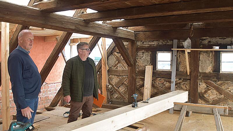B&uuml;rgermeister Gerald Brehm (l.) und Architekt Georg Leyh begutachten die Sanierungsarbeiten im Dachstuhl des Anwesens in H&ouml;chstadt.