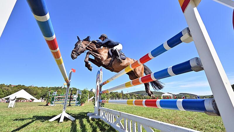 Unser Bild zeigt Diana Glei&szlig;ner auf Cassandra Castella. Die Reiterin vom RV Bad Kissingen ist eine der Favoritinnen  auf den Gro&szlig;en Preis von Bad Kissingen.