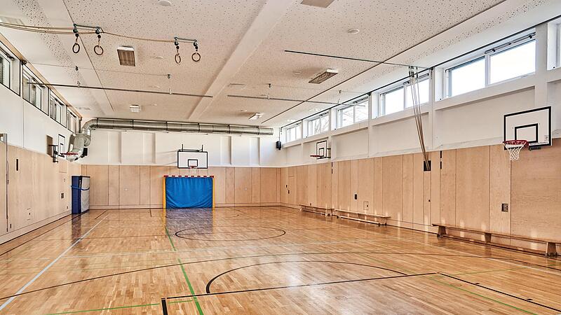 Die Turnhalle ist jetzt mit einem umlaufenden Prallschutz ausgestattet, auch der Hallenboden hat eine Oberfl&auml;chenkur bekommen.