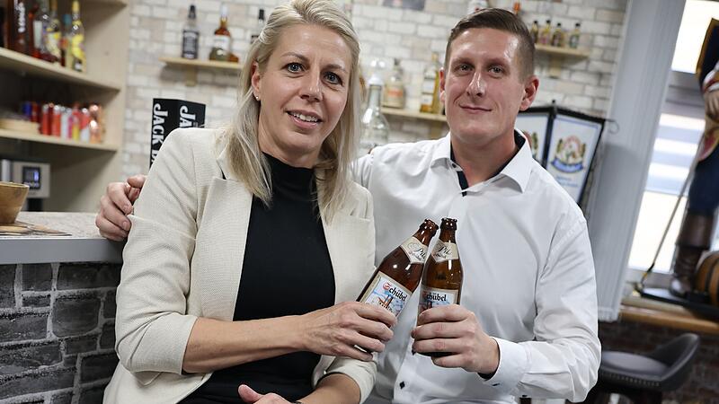 Grund zum Ansto&szlig;en: Caroline Gehring und Jonas Sonnenschein sind das neue Prinzenpaar der Session 2025/26.