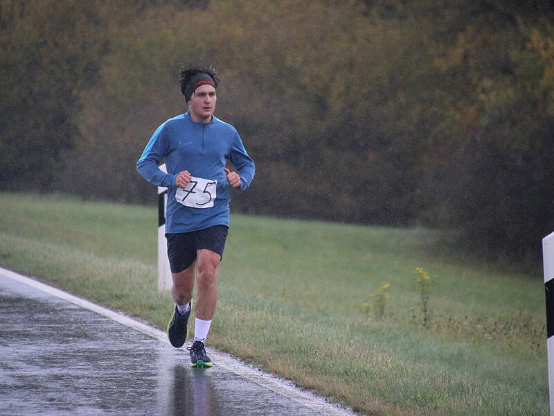 Trotz nasskaltem Herbstwetter lie&szlig;en sich die Sportler den Spa&szlig;  beim 38. Frankenwaldlauf der LG Ludwigschorgast nicht vermiesen.