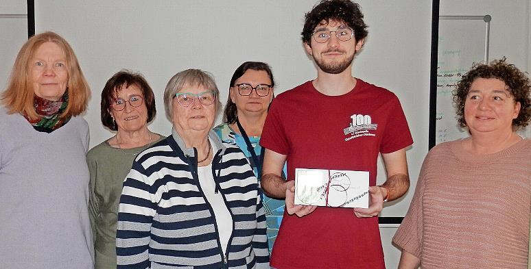 Spenden&uuml;bergabe (v.l.): Flora Heinlein, Elly Barth und Ulrike Jochemczyk (Vorst&auml;ndinnen des Hospizvereins), Gabriele Greif (Koordinatorin), Bernhard Geck (Erster Vorstand Blaskapelle) und Nadine Hennig (Koordinatorin).
