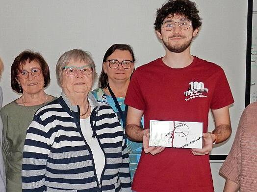 Spenden&uuml;bergabe (v.l.): Flora Heinlein, Elly Barth und Ulrike Jochemczyk (Vorst&auml;ndinnen des Hospizvereins), Gabriele Greif (Koordinatorin), Bernhard Geck (Erster Vorstand Blaskapelle) und Nadine Hennig (Koordinatorin).