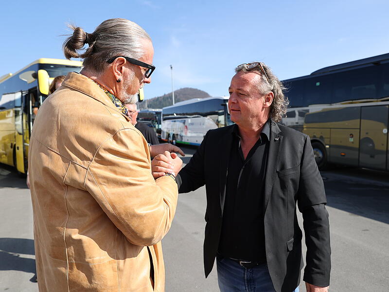 Ein Handschlag &ndash; schon hat ein Bus einen neuen Eigent&uuml;mer. Mario R&ouml;ttgen erzielte mit seiner ersten Hausmesse Riesen-Rummel. Mehr als 500 Unternehmer aus Deutschland und dem Ausland kamen nach Untersteinach.