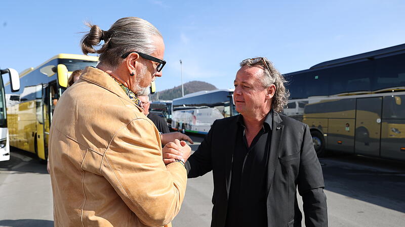 Ein Handschlag &ndash; schon hat ein Bus einen neuen Eigent&uuml;mer. Mario R&ouml;ttgen erzielte mit seiner ersten Hausmesse Riesen-Rummel. Mehr als 500 Unternehmer aus Deutschland und dem Ausland kamen nach Untersteinach.