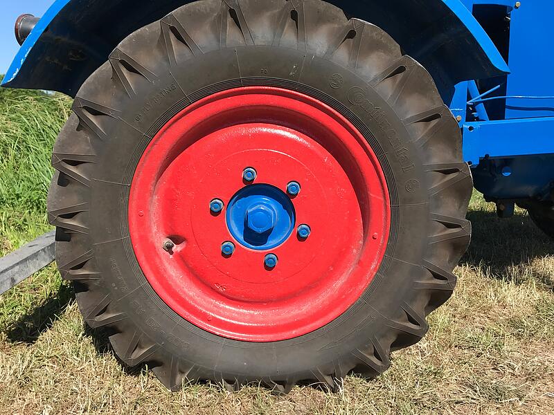 1000 Jahre Ailsbach: Die Oldtimer gl&auml;nzten und tuckerten um die Wette
