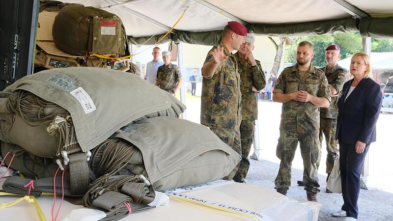&Uuml;ber Herausforderungen beim Abwurf von Lasten informierte sich die Wehrbeauftragte Eva H&ouml;gl (SPD) an der Infanterieschule in Hammelburg.