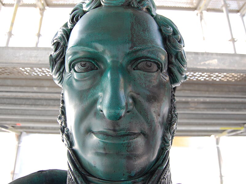 Mit offenen Augen durch Coburg: Hier ist Herzog Ernst I. zu sehen &ndash; und zwar das Denkmal auf dem Coburger Schlossplatz. Das Foto entstand bei einer Sanierung des Denkmals im Oktober 2012.