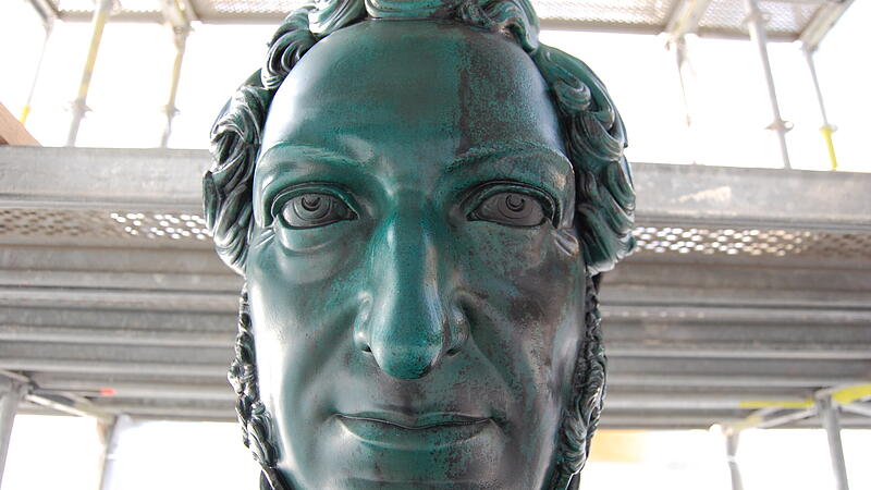 Mit offenen Augen durch Coburg: Hier ist Herzog Ernst I. zu sehen &ndash; und zwar das Denkmal auf dem Coburger Schlossplatz. Das Foto entstand bei einer Sanierung des Denkmals im Oktober 2012.