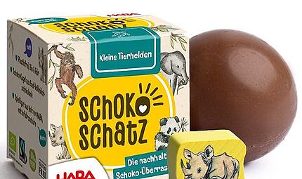 Im September 2026 kommt diese Schoko-Schatz-Kugel auf den Markt. Im Inneren befindet sich eine h&ouml;lzerne Tierfigur von Haba aus Bad Rodach.