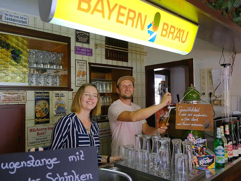Das Wirtsehepaar hinter dem Tresen.