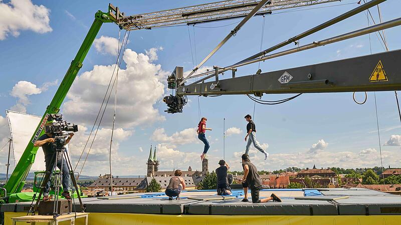 Trampolinszene am Michelsberg mit Blick auf den Dom in Bamberg