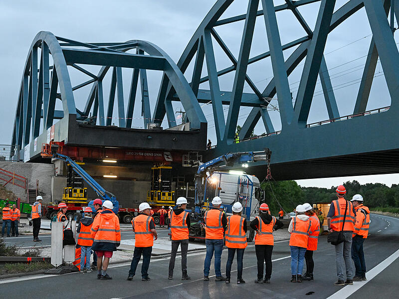 Forchheim A73 Br&uuml;ckenverschiebungEinschub Eisenbahnbr&uuml;cke bei Forchheim