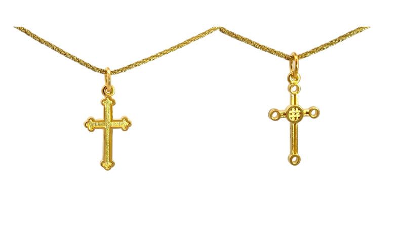 Das Kreuz der evangelischen Kirche (links) und das der katholischen in Bad Kissingen