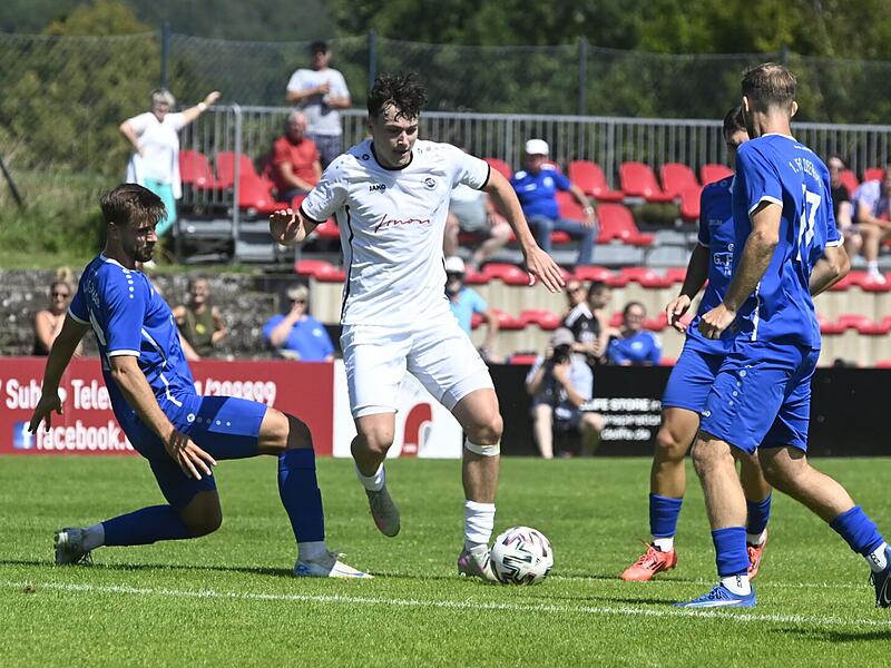 Florian Seiler tankt sich durch die Defensive des FC Oberhaid. Noch ist nicht klar, wie lange er Sylvia Ebersdorf fehlen wird.