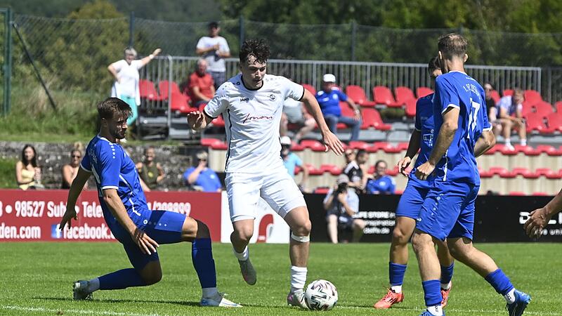 Florian Seiler tankt sich durch die Defensive des FC Oberhaid. Noch ist nicht klar, wie lange er Sylvia Ebersdorf fehlen wird.