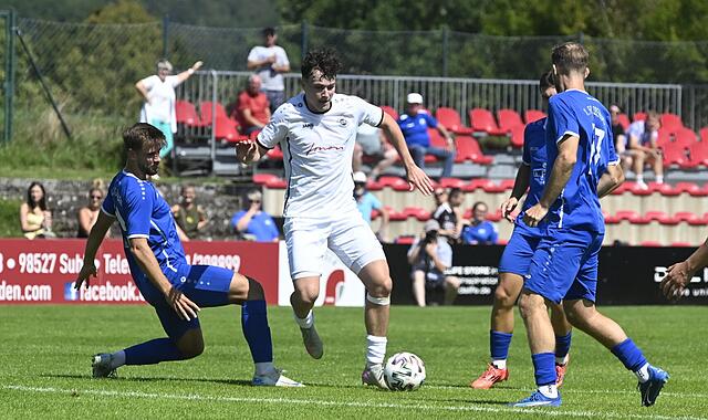 Florian Seiler tankt sich durch die Defensive des FC Oberhaid. Noch ist nicht klar, wie lange er Sylvia Ebersdorf fehlen wird.