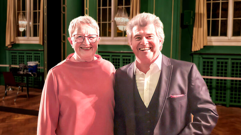 Gewinnspielgewinnerin Maria Sch&ouml;nlein mit Schlagerstar Andy Borg im gr&uuml;nen Saal in Bad Kissingen.