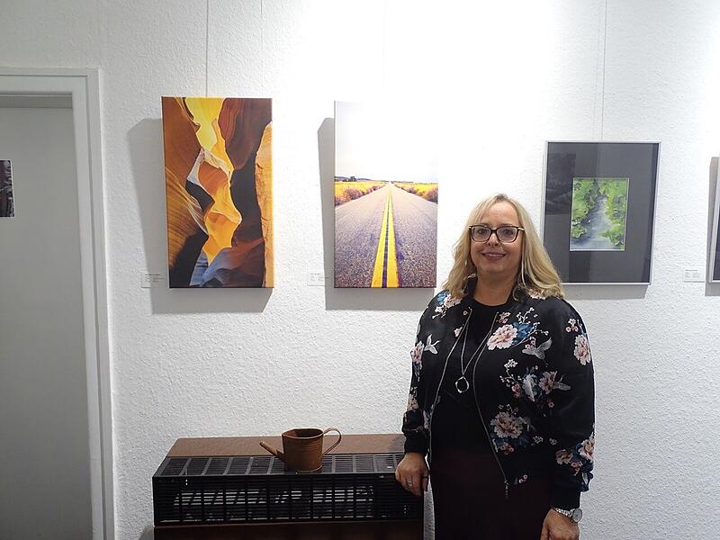 Ausstellungseröffnung Kunstgalerie Marion Kotyba Elke Drews vor ihren Fotografien.