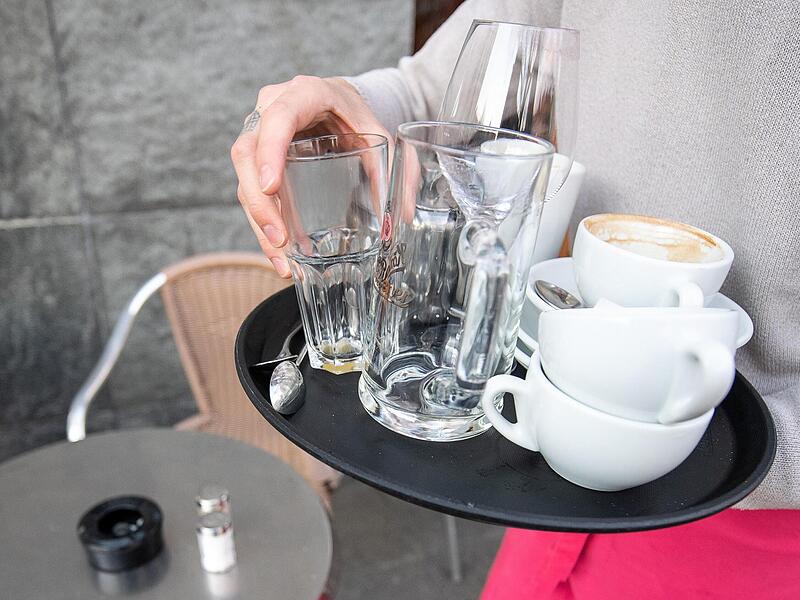 Besch&auml;ftigte in Restaurants arbeiten nicht selten auf Minijob-Basis. Jetzt sollen Minijobs nur noch f&uuml;r Sch&uuml;ler zug&auml;nglich sein.