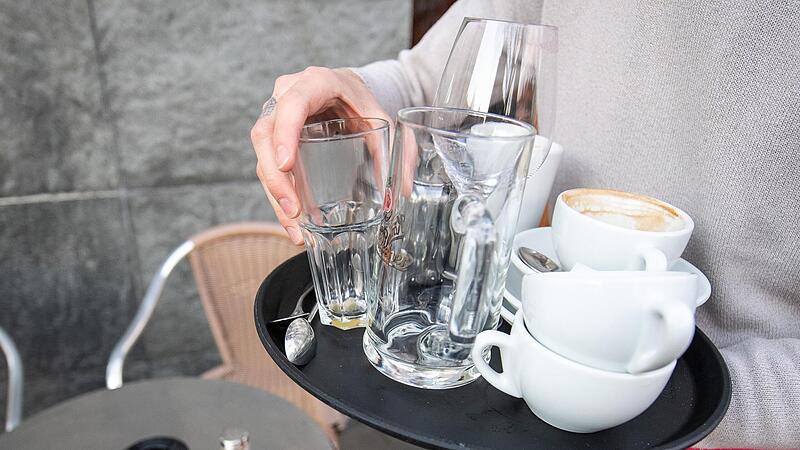 Besch&auml;ftigte in Restaurants arbeiten nicht selten auf Minijob-Basis. Jetzt sollen Minijobs nur noch f&uuml;r Sch&uuml;ler zug&auml;nglich sein.
