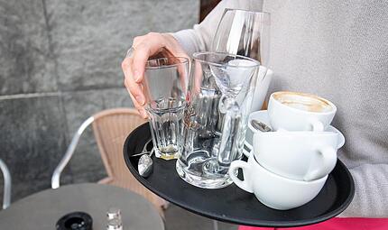 Beschäftigte in Restaurants arbeiten nicht selten auf Minijob-Basis. Jetzt sollen Minijobs nur noch für Schüler zugänglich sein. Beschäftigte in Restaurants arbeiten nicht selten auf Minijob-Basis. Jetzt sollen Minijobs nur noch für Schüler zugänglich sein.