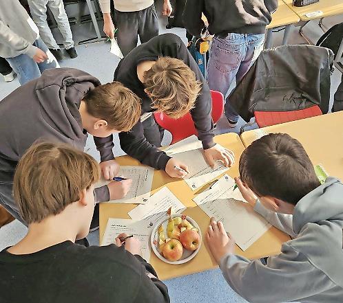Die Sch&uuml;ler testen verschiedene Apfelsorten und halten die Ergebnisse fest.
