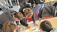 Die Sch&uuml;ler testen verschiedene Apfelsorten und halten die Ergebnisse fest.