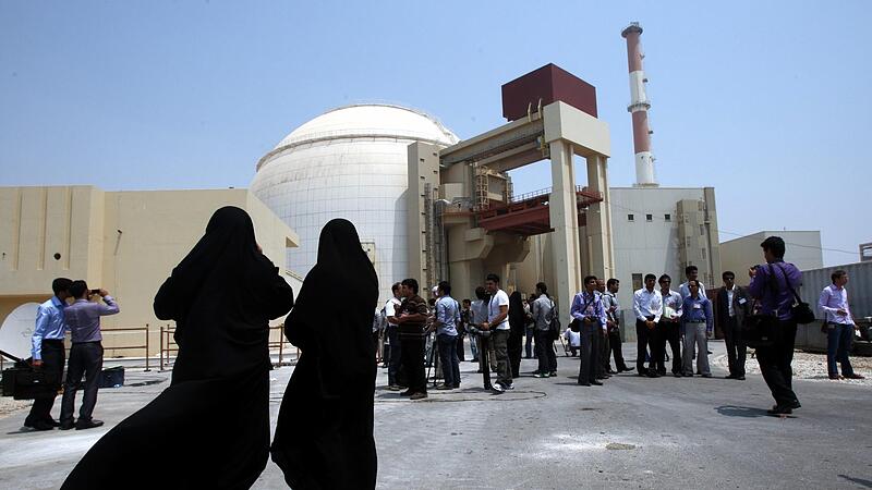 Iranische Sicherheitsbeamtinnen im Tschador 2010 bei der Einweihung des Kernkraftwerks Bushir. Bis 2015  sicherte das  internationale Atomabkommen die rein zivile Nutzung des Nuklearmaterials.
