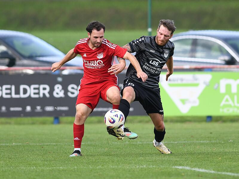 André Lörzer (links) von der DJK Dampfach im Zweikampf mit  Joshua Heberlein vom TSV Essingen. Nach der Heimniederlage am vergangenen Wochenende sind die Dampfacher auf einen Abstiegsrelegationsrang abgerutscht.
