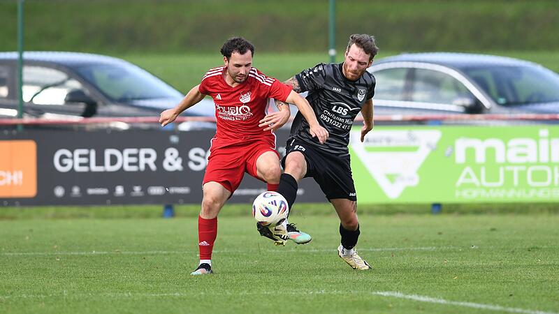 Andr&eacute; L&ouml;rzer (links) von der DJK Dampfach im Zweikampf mit  Joshua Heberlein vom TSV Essingen. Nach der Heimniederlage am vergangenen Wochenende sind die Dampfacher auf einen Abstiegsrelegationsrang abgerutscht.