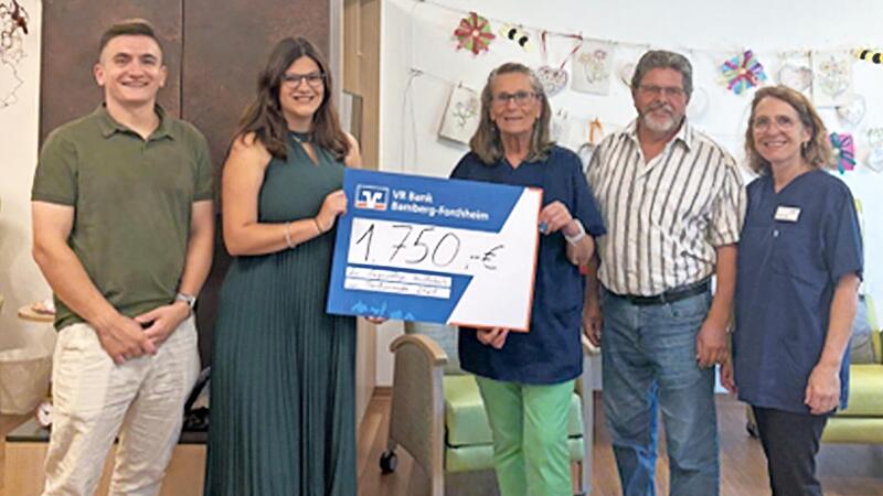 Die Spendenübergabe an die Tagespflege Heroldsbach.
