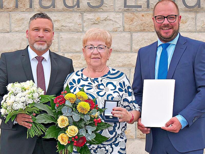 Außergewöhnliche Ehrung: Im Ahorner Bürgerhaus „Linde“ haben Sebastian Straubel (rechts) und Martin Finzel das Ehrenzeichen des Bayerischen Ministerpräsidenten für Verdienste im Ehrenamt an Gudrun Zwilling überreicht. Landratsamt Coburg / Berthold... Außergewöhnliche Ehrung: Im Ahorner Bürgerhaus „Linde“ haben Sebastian Straubel (rechts) und Martin Finzel das Ehrenzeichen des Bayerischen Ministerpräsidenten für Verdienste im Ehrenamt an Gudrun Zwilling überreicht. Landratsamt Coburg / Berthold...