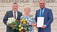 Außergewöhnliche Ehrung: Im Ahorner Bürgerhaus „Linde“ haben Sebastian Straubel (rechts) und Martin Finzel das Ehrenzeichen des Bayerischen Ministerpräsidenten für Verdienste im Ehrenamt an Gudrun Zwilling überreicht. Landratsamt Coburg / Berthold... Außergewöhnliche Ehrung: Im Ahorner Bürgerhaus „Linde“ haben Sebastian Straubel (rechts) und Martin Finzel das Ehrenzeichen des Bayerischen Ministerpräsidenten für Verdienste im Ehrenamt an Gudrun Zwilling überreicht. Landratsamt Coburg / Berthold...