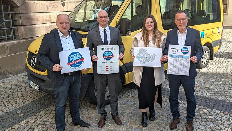 Ihr Gemeinschaftsprojekt „Bürgerbus“ präsentierten (von links) Daniel Wehner (Bürgermeister Burkardroth), Dr. Dirk Vogel (Oberbürgermeister Bad Kissingen), Franziska Weidner in Vertretung für Mario Götz (Bürgermeister Oberthulba) und Thomas Hack (Bürgermeister Aura)