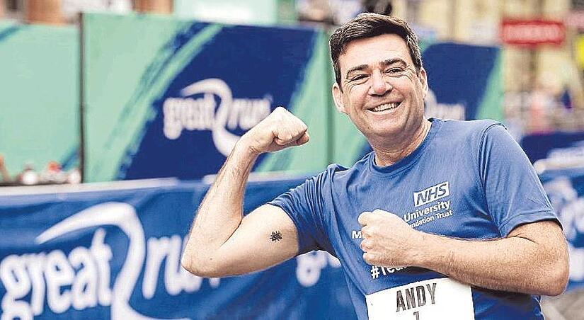 Bürgermeister Andy Burnham ließ sich Manchesters Symbol, die Arbeiterbiene, tätowieren. Bürgermeister Andy Burnham ließ sich Manchesters Symbol, die Arbeiterbiene, tätowieren.