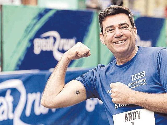 Bürgermeister Andy Burnham ließ sich Manchesters Symbol, die Arbeiterbiene, tätowieren. Bürgermeister Andy Burnham ließ sich Manchesters Symbol, die Arbeiterbiene, tätowieren.