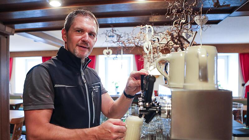 Thomas Rittmayer am Tresen  in seiner Brauereigastst&auml;tte.Forchheim & Fr&auml;nkische Schweiz