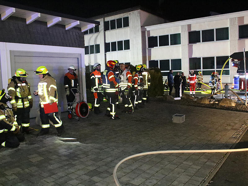 In der Nacht ist in Sonnefeld ein Brand ausgebrochen.  Viele Rettungskr&auml;fte r&uuml;ckten aus, auch ein Heli.