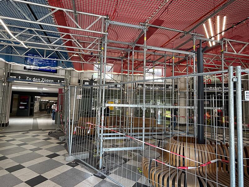 Coburger Bahnhof: Baustelle im Frühjahr 2026Coburger Bahnhof: Baustelle im Frühjahr 2026 Eingangshalle des Coburger Bahnhofs: Großbaustelle im Frühjahr 2026