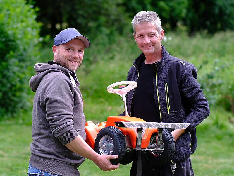 Jens Pöhner (links) und Tim Pöhnlein mit ihrem Werk. Jens Pöhner (links) und Tim Pöhnlein mit ihrem Werk.