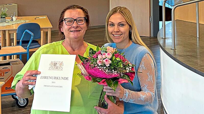 Einrichtungsleitung Lisa Böhme (r.) gratuliert Petra Masso-Hack zum 40. Dienstjubiläum.Albina Fröhlich Einrichtungsleitung Lisa Böhme (r.) gratuliert Petra Masso-Hack zum 40. Dienstjubiläum.Albina Fröhlich